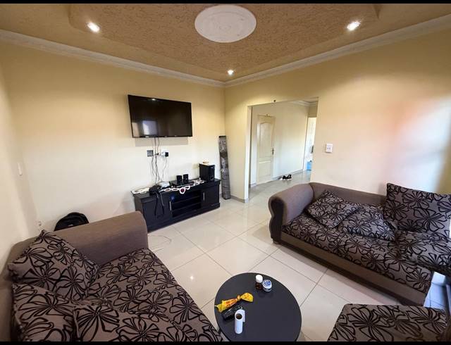 3 BEDROOM HOUSE TO LET IN GOLDEN GARDENS